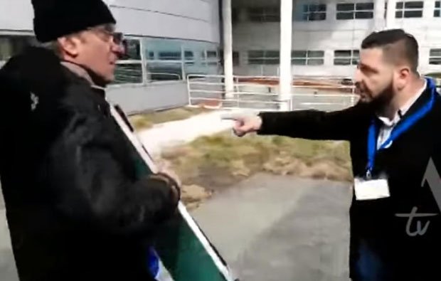 ОРИЋЕВ ЧОВЕК СНИМАО ИЗРИЦАЊЕ ПРЕСУДЕ КАРАЏИЋУ: Јуришао на Вучића, палио скупштину (ВИДЕО)